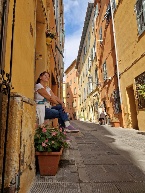 Menton šarene fasade i pogled na more na Azurnoj obali